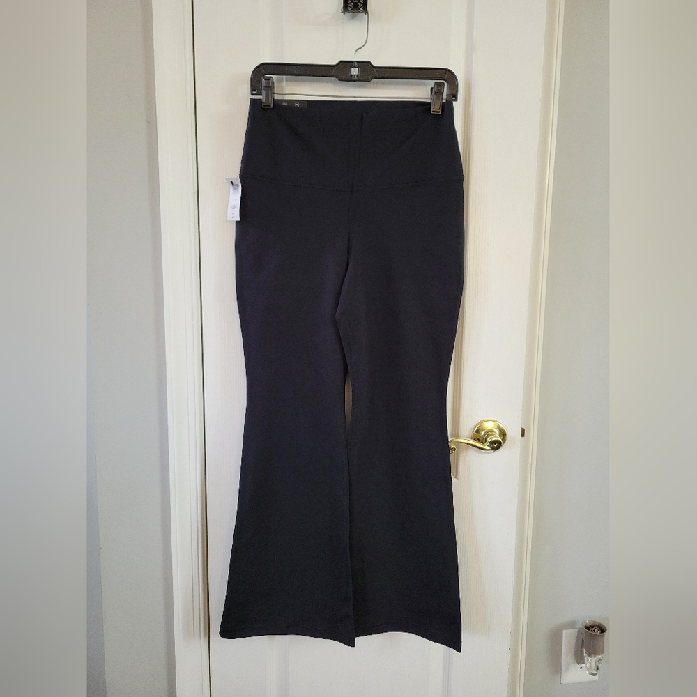 NWT Aritzia TnAction TnaLIFE Cheeky Hi-Rise Flare Leggings Black Large Short
